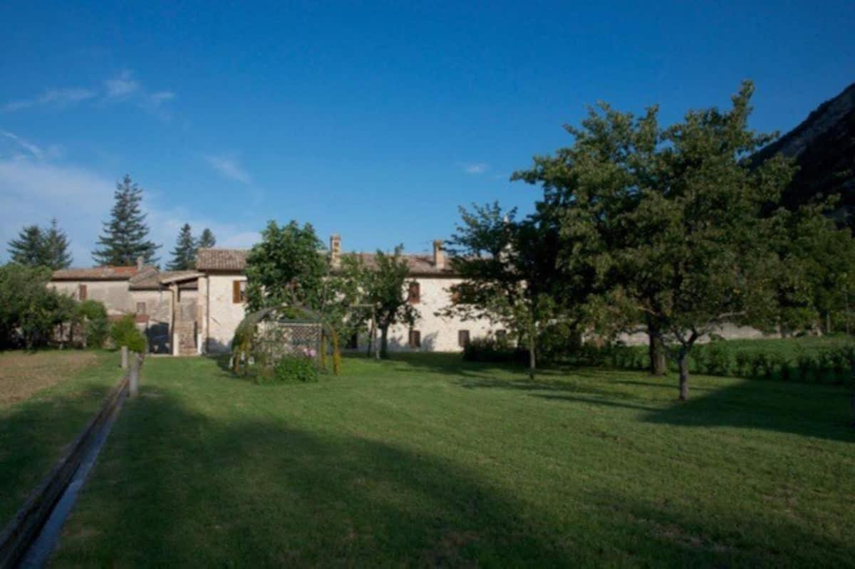 Casa Ridente Nella Valle Del Menotre Con Giardino Pale ภายนอก รูปภาพ